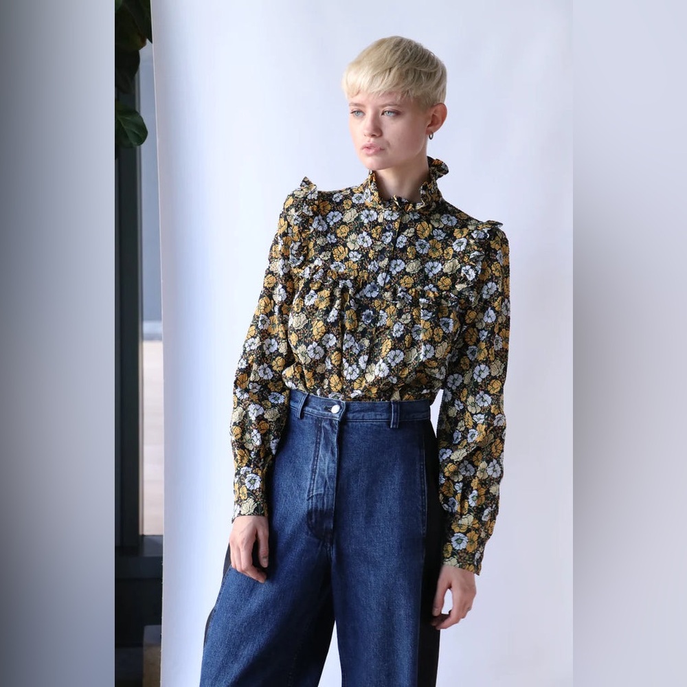 Smythe Pie Crust A-Line Blouse Small in Black Grounded Floral Mustard NWOT